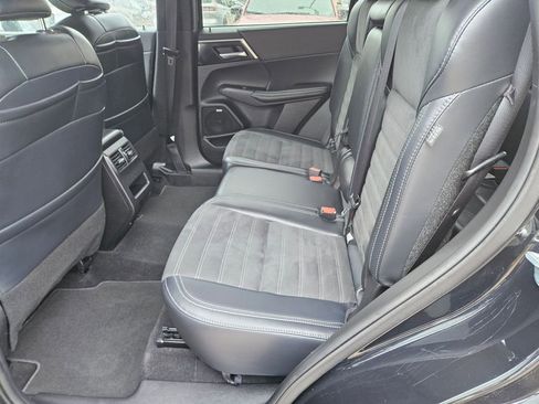 Used 2025 Mitsubishi Outlander SE FWD image 27
