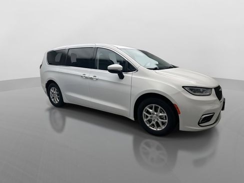 Used 2023 Chrysler Pacifica Touring-L FWD image 7