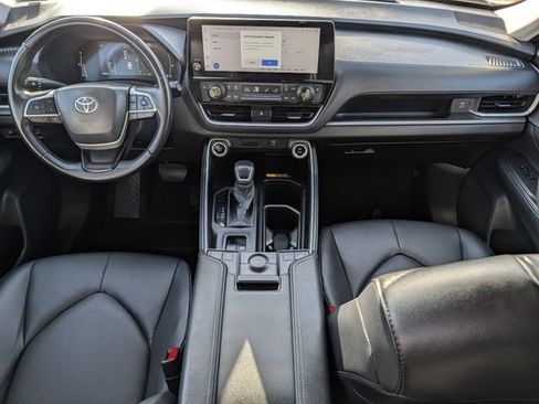 Used 2025 Toyota Grand Highlander AWD image 11