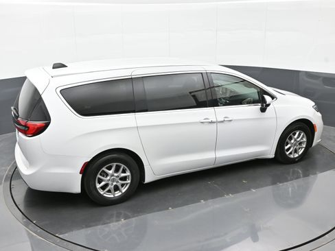 Used 2023 Chrysler Pacifica Touring image 28