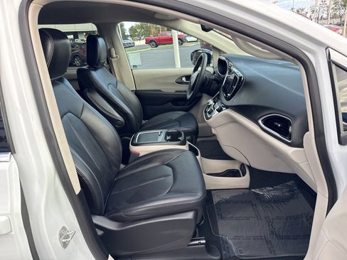 Used 2024 Chrysler Pacifica Touring-L image 13