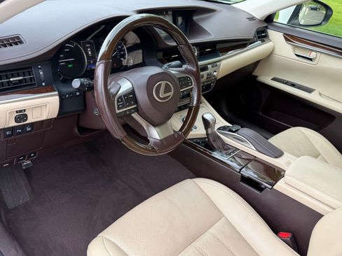 Used 2016 Lexus ES 300h w/ Luxury Package w/Wood Trim FWD image 4