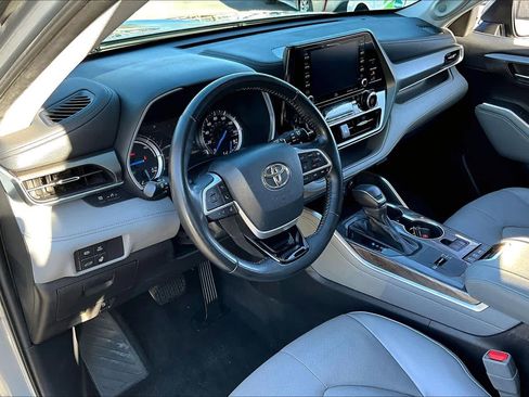 Used 2022 Toyota Highlander Limited image 17