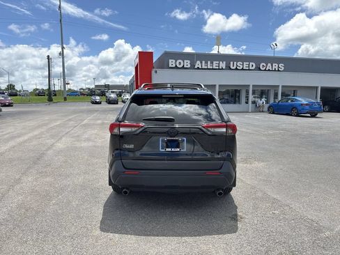 Used 2021 Toyota RAV4 LE AWD/4WD image 18