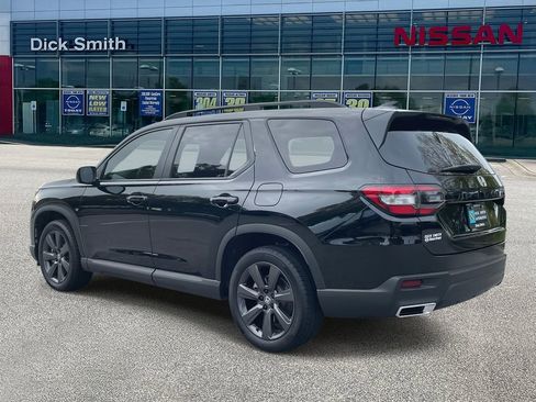 Used 2025 Honda Pilot Sport image 4