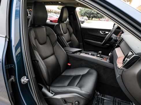 Used 2023 Volvo XC60 B5 Plus image 32