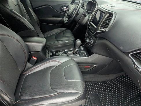 Used 2020 Jeep Cherokee Trailhawk image 22