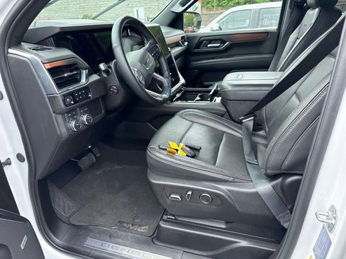Used 2025 GMC Yukon XL Denali AWD/4WD image 7