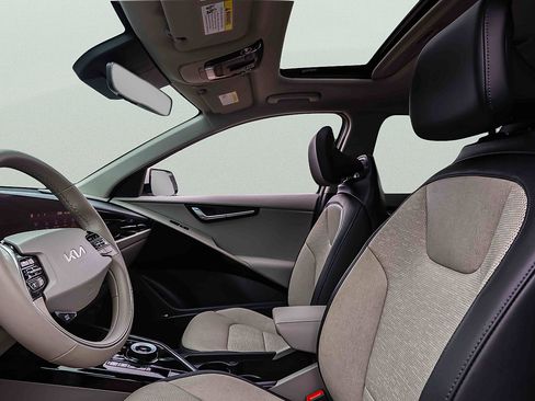 Certified 2025 Kia Niro Wave w/ Wave Preserve Package FWD image 9
