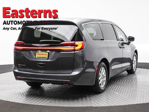 Used 2023 Chrysler Pacifica Touring-L FWD image 5