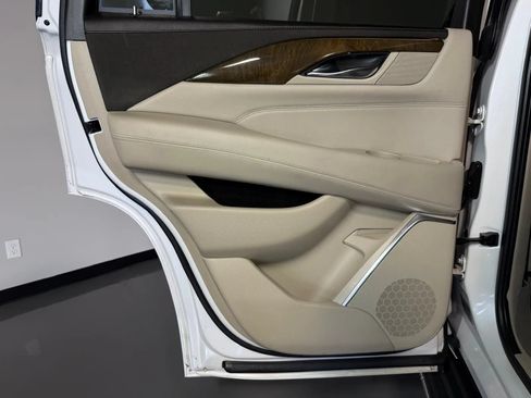 Used 2019 Cadillac Escalade Luxury AWD/4WD image 20