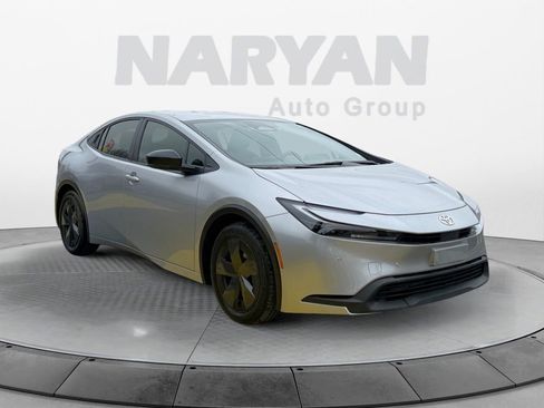 Used 2025 Toyota Prius LE image 1