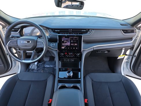 New 2025 Jeep Grand Cherokee Laredo image 9