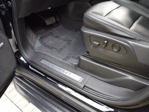 Used 2022 Chevrolet Suburban LT RWD image 40