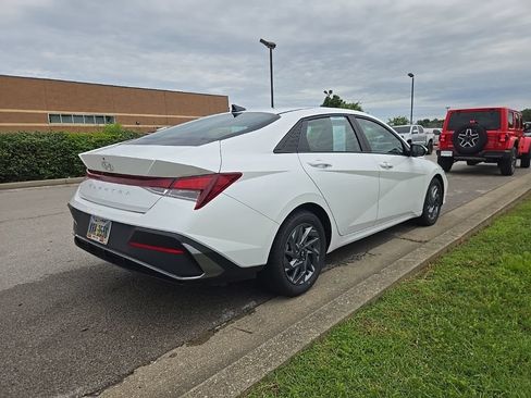 Used 2024 Hyundai Elantra SEL FWD image 3