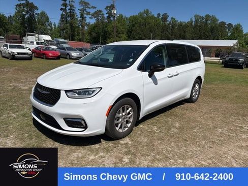 Used 2024 Chrysler Pacifica Touring-L FWD image 1