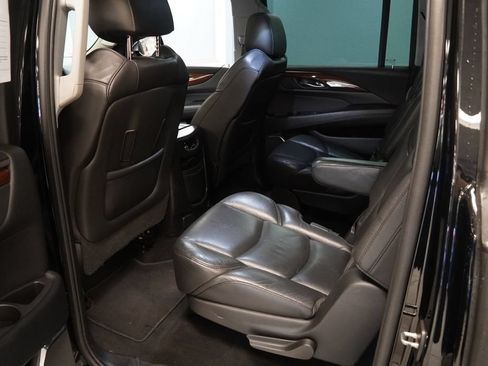 Used 2018 Cadillac Escalade ESV Luxury AWD/4WD image 19