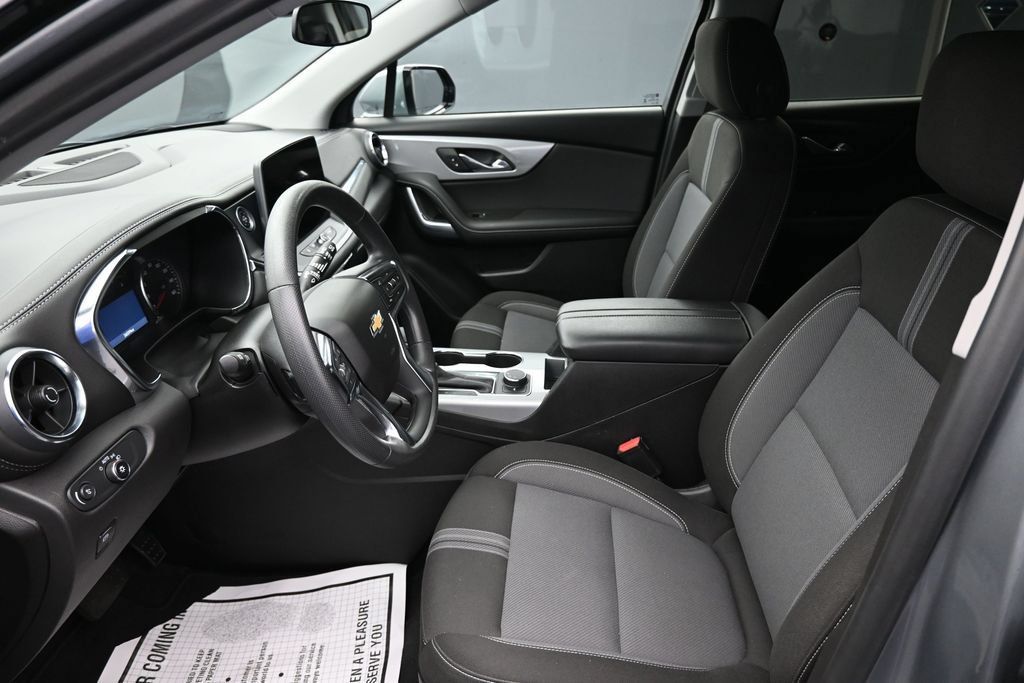 Used 2025 Chevrolet Blazer LT FWD image 11