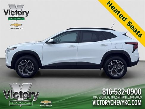 Used 2025 Chevrolet Trax LT w/ LT Convenience Package image 3