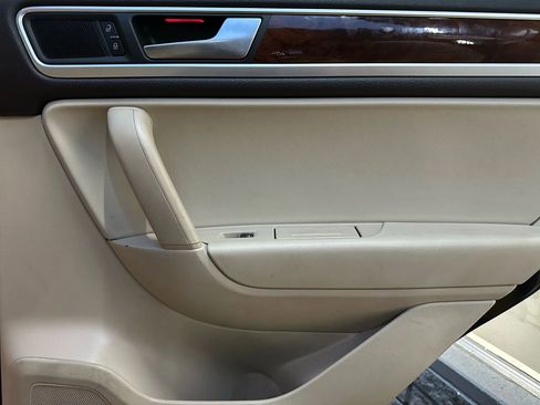 Used 2012 Volkswagen Touareg TDI image 13