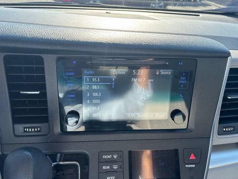 Used 2017 Toyota Sienna LE FWD image 26
