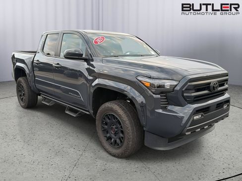 Certified 2025 Toyota Tacoma SR5 AWD/4WD image 8
