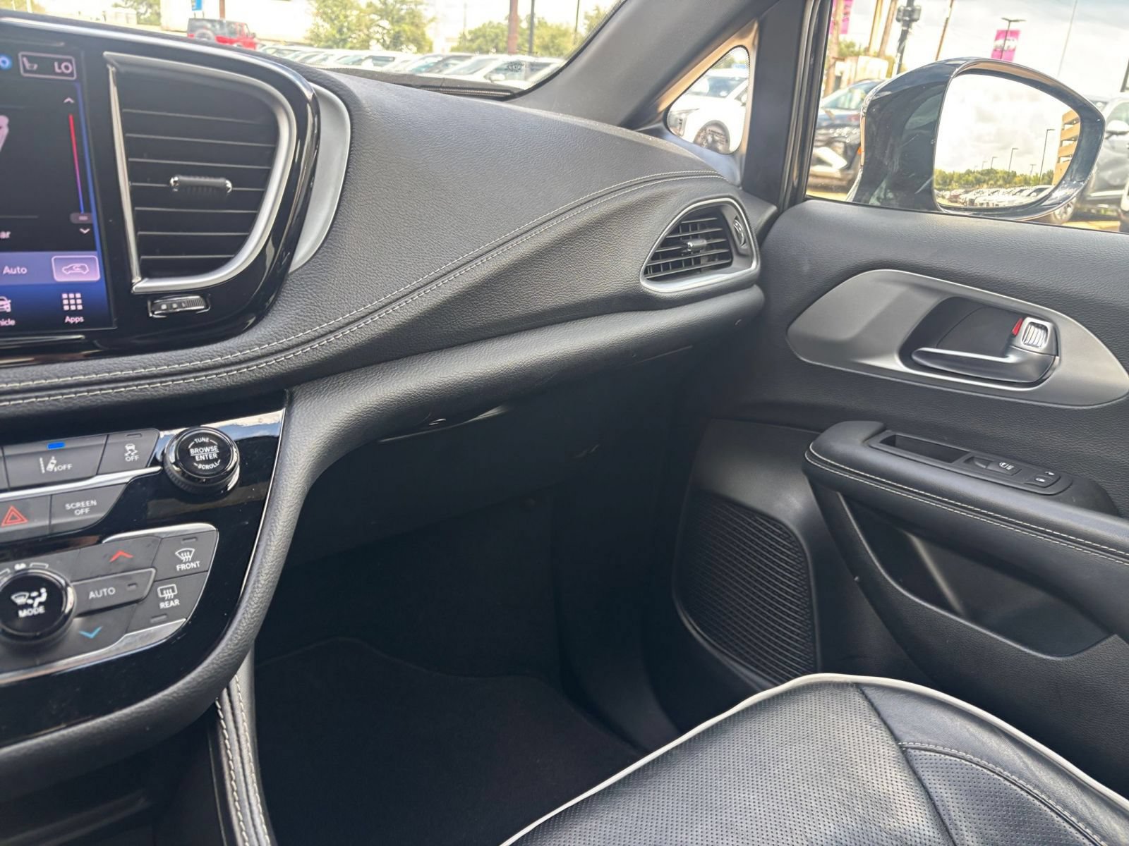 Used 2025 Chrysler Pacifica Limited FWD image 39