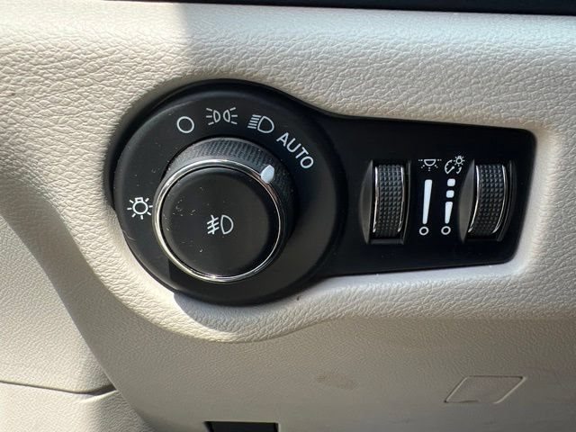 Used 2023 Chrysler Pacifica Touring-L AWD/4WD image 21