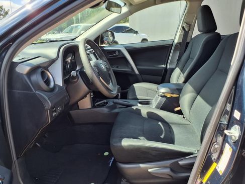 Used 2018 Toyota RAV4 LE FWD image 10