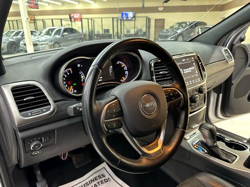 Used 2022 Jeep Grand Cherokee Laredo X image 19