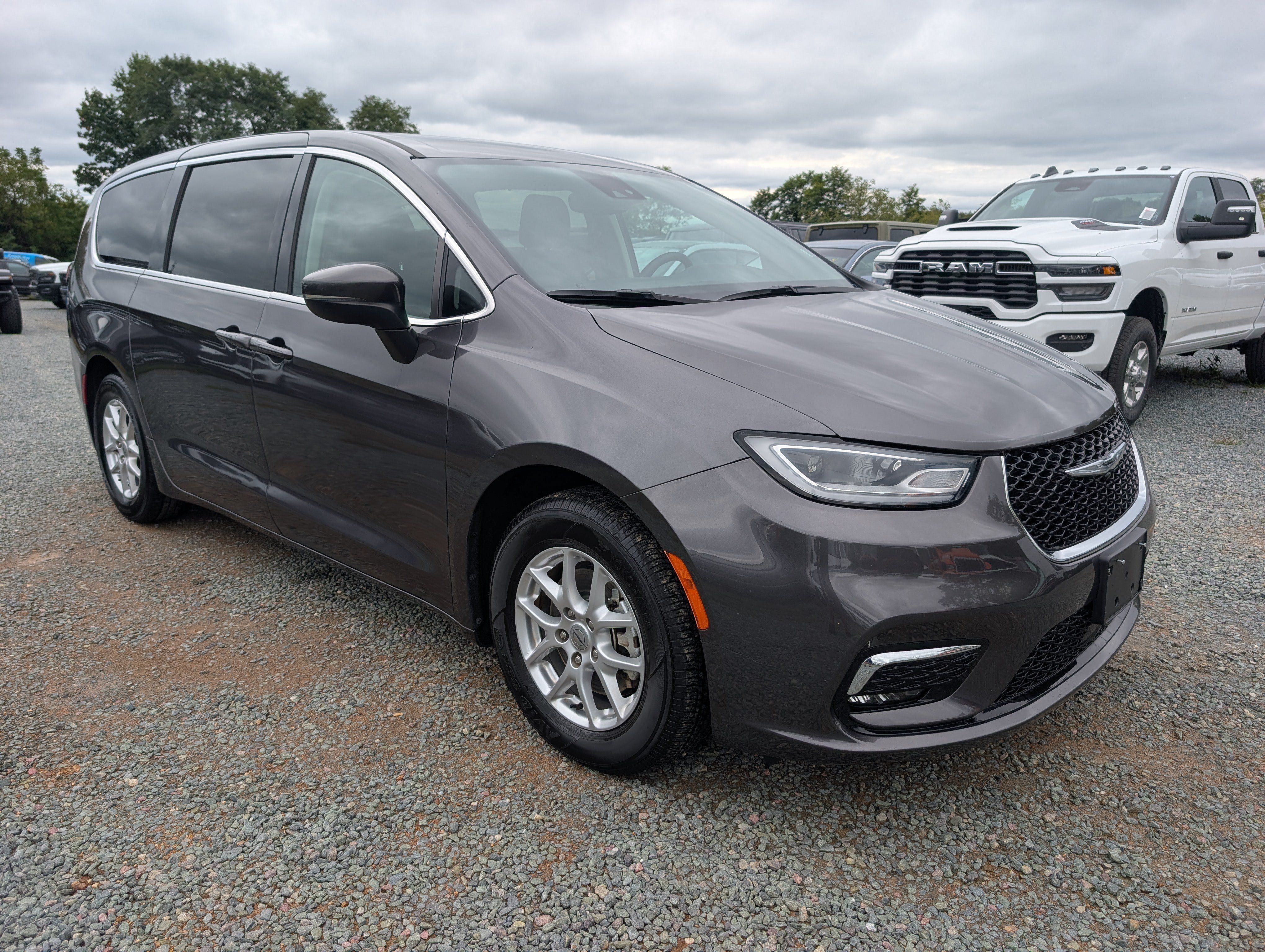 Used 2023 Chrysler Pacifica Touring-L FWD image 7