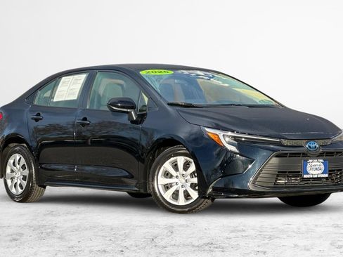 Used 2025 Toyota Corolla LE image 2