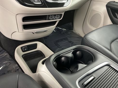 Used 2024 Chrysler Pacifica Touring-L image 30