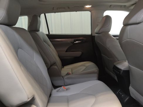Used 2020 Toyota Highlander Platinum AWD/4WD image 19