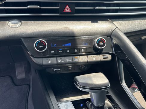 Used 2022 Hyundai Elantra SEL w/ Convenience Package FWD image 11