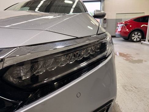 Used 2018 Honda Accord Touring image 9