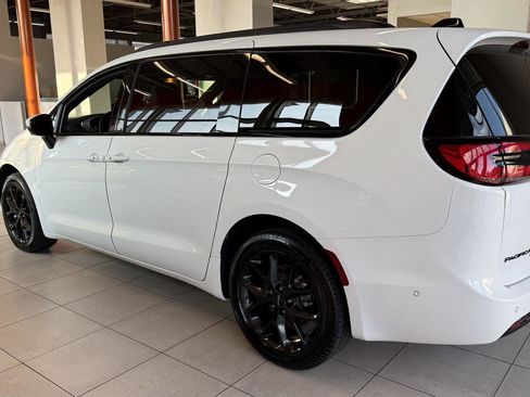 Used 2023 Chrysler Pacifica Touring-L w/ S Appearance Package AWD/4WD image 8