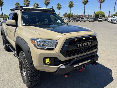 Used 2018 Toyota Tacoma TRD Off-Road w/ Technology Package AWD/4WD image 6