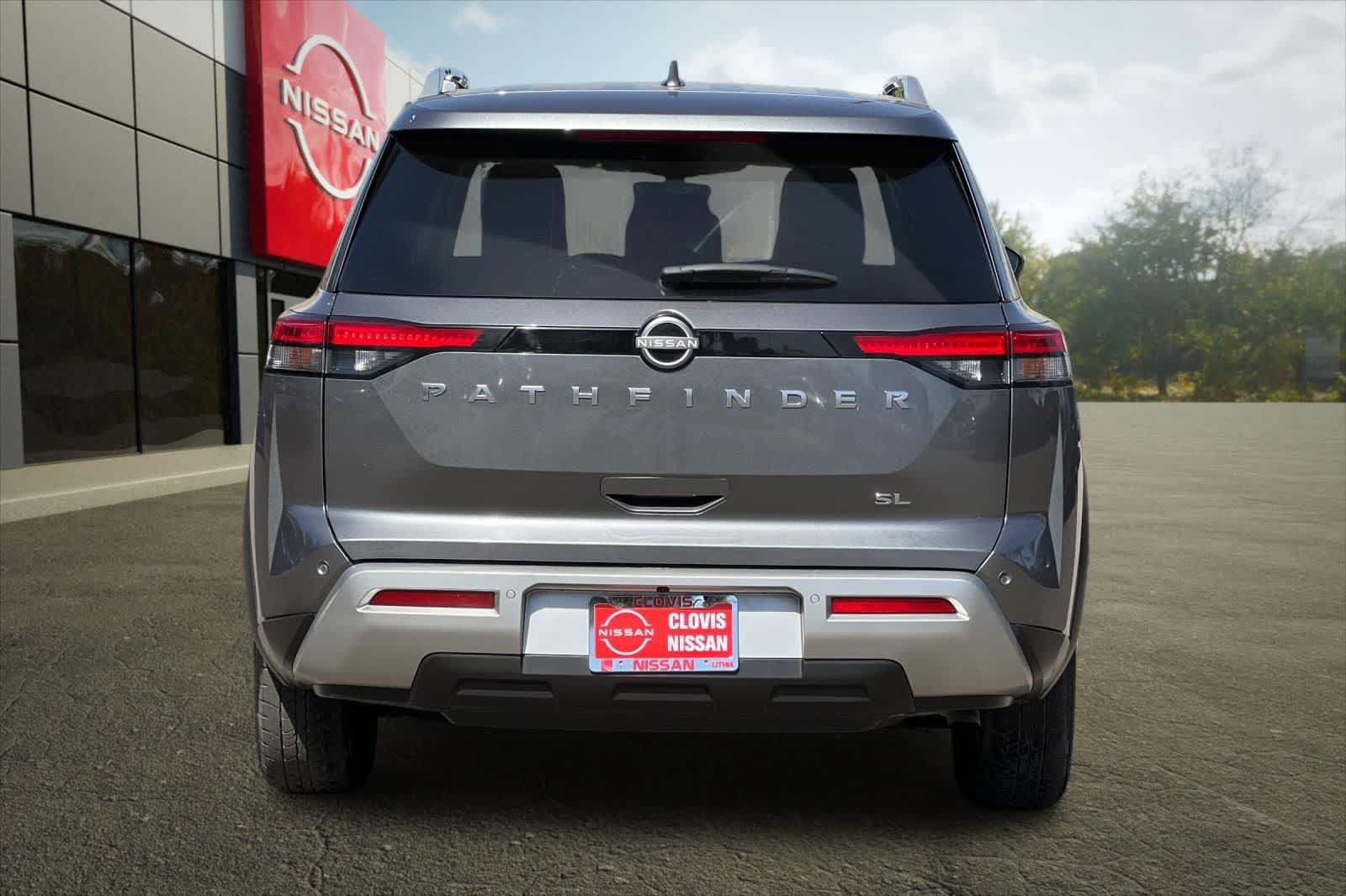 Used 2025 Nissan Pathfinder SL FWD image 8