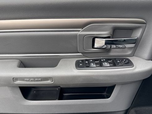 Used 2019 RAM 1500 Classic SLT w/ Luxury Group image 12