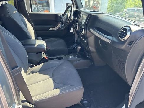 Used 2015 Jeep Wrangler Unlimited Sahara w/ Connectivity Group AWD/4WD image 7