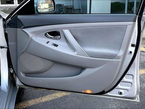 Used 2010 Toyota Camry LE image 27