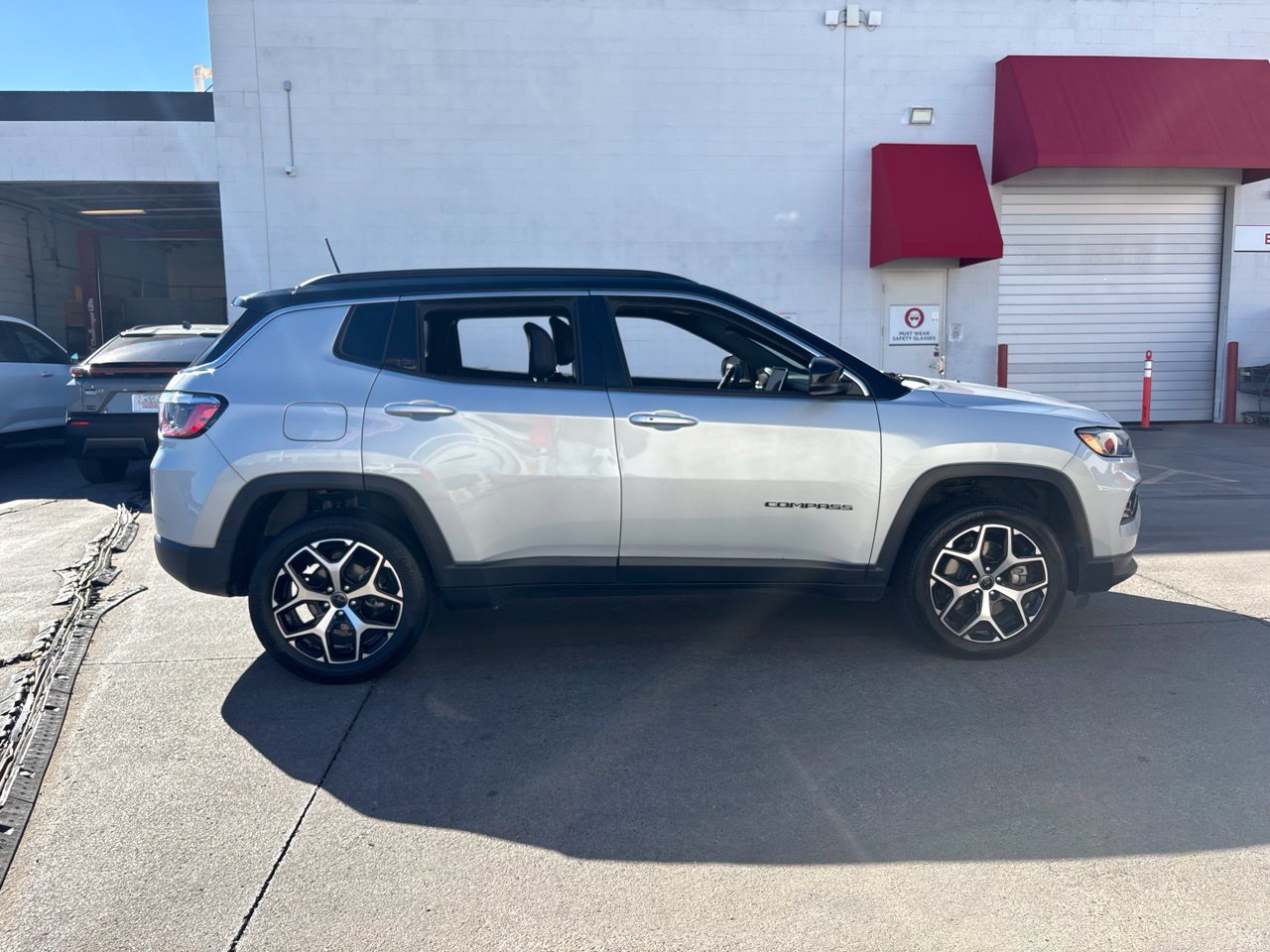 Used 2025 Jeep Compass Limited AWD/4WD image 2