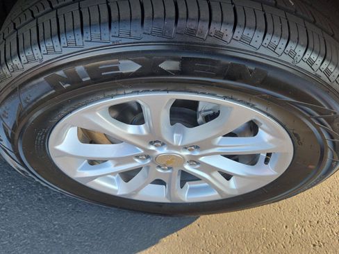 Used 2019 Chevrolet Equinox LT FWD image 3