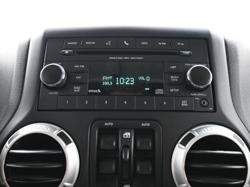 Used 2016 Jeep Wrangler Unlimited Sahara w/ Max Tow Package AWD/4WD image 30