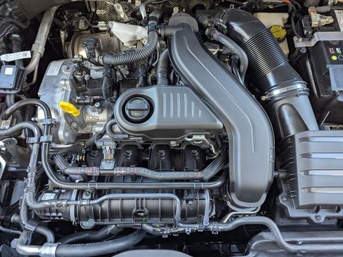 Used 2025 Volkswagen Taos SE w/ Panoramic Sunroof Package image 23