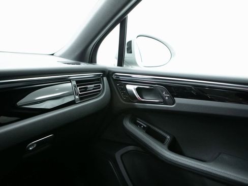 Certified 2025 Porsche Macan image 24