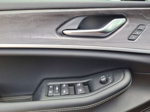 New 2025 Jeep Grand Cherokee L Limited w/ Black Appearance Package image 19