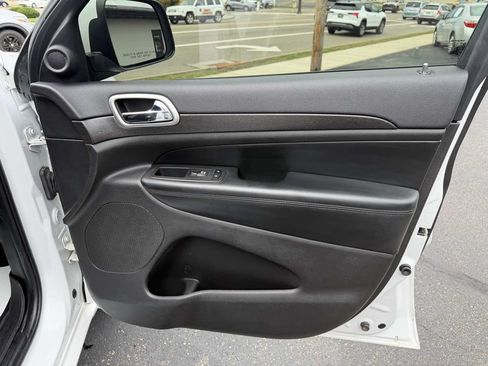 Used 2017 Jeep Grand Cherokee Altitude AWD/4WD image 20