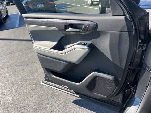 Used 2024 Toyota Highlander Platinum image 28
